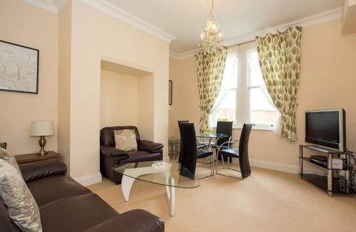 Basingstoke House | Large 2 bedroom 2 bathroom King Double - Basingstoke Serviced Apartment