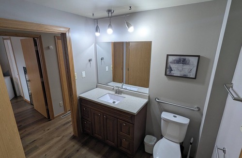 West Baraboo House | Large 2-bedroom lower unit with fast WI-FI & in unit washer/dryer