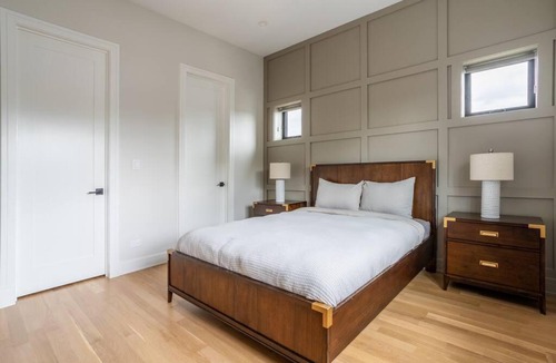 West Lakeview Apartment | Large 2-Bedroom with Huge Roof Deck view of Chicago Skyline