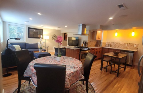 Maple Leaf Apartment | Large 2BR Apartment in North Green Lake