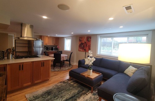 Maple Leaf Apartment | Large 2BR Apartment in North Green Lake
