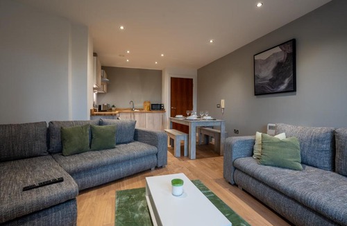 Leeds Apartment | Large 2BR Flat in Heart of City - Sleeps 10