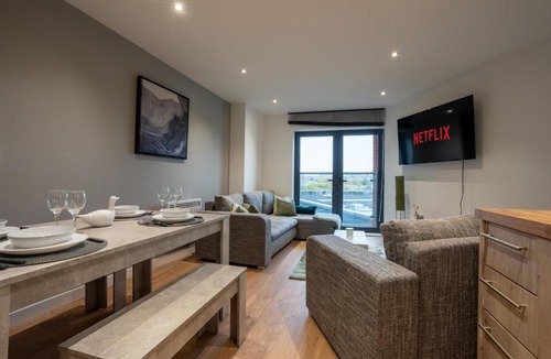 Leeds Apartment | Large 2BR Flat in Heart of City - Sleeps 10