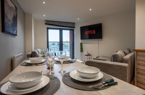 Leeds Apartment | Large 2BR Flat in Heart of City - Sleeps 10