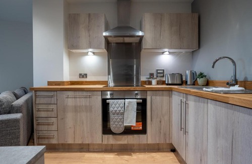 Leeds Apartment | Large 2BR Flat in Heart of City - Sleeps 10