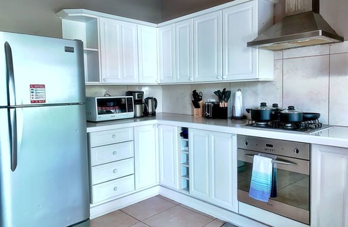 Black Rock Apartment | Large 3 Bed + FREE amenities + Close to everything