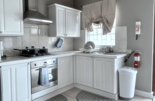 Black Rock Apartment | Large 3 Bed + FREE amenities + Close to everything