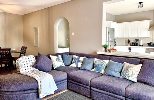 Black Rock Apartment | Large 3 Bed + FREE amenities + Close to everything