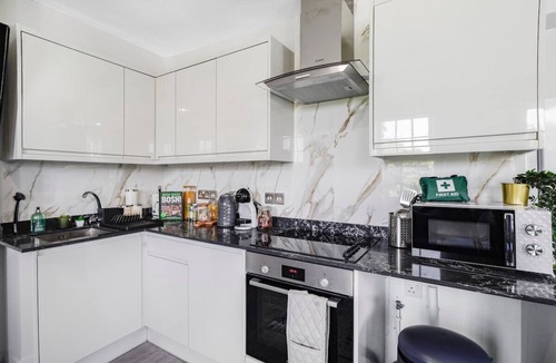 Chiswick Apartment | Large 3 BR Central, Sleeps 8, Modern, Free Parking
