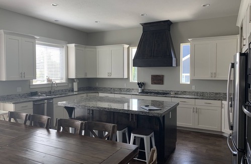Orem House | Large 3700 sq ft home! Close to park, Canyon, Lindon Temple, 15 min to BYU & UVU