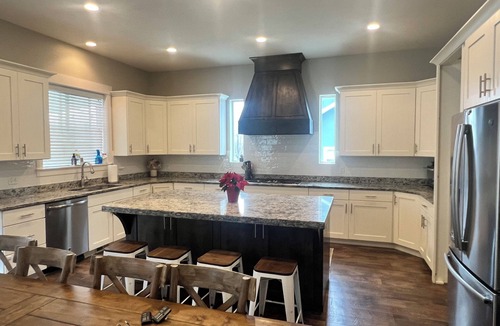 Orem House | Large 3700 sq ft home! Close to park, Canyon, Lindon Temple, 15 min to BYU & UVU