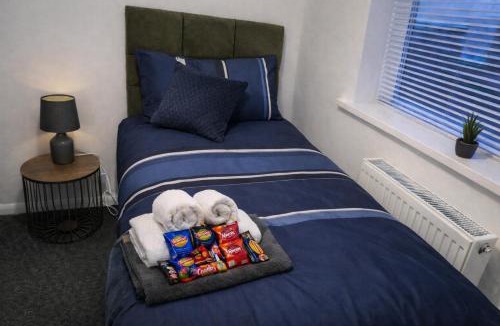 Chester-le-Street Villa | Large 4 bedroom house for Contractors, Large groups or Retreat sleeps 8 people in Durham - NO Smoking Indoor House