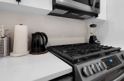The Heights Apartment | Large 4BR Duplex | Minutes from NYC & Stadium