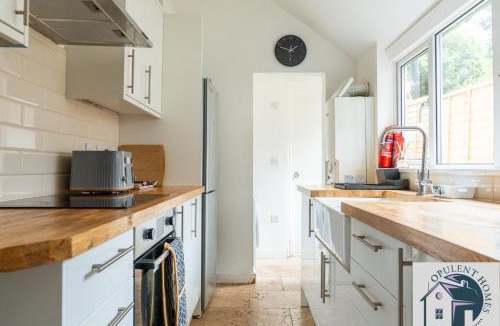 Reading House | Large 4BR Reading Townhouse Near Town Centre - Contractor Stay & Free Parking
