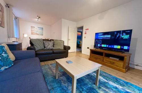 Stansted House | Large 5 bed detached house near Stansted Airport with Parking for 2 vehicles! Stansted Stays