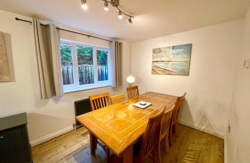 Stansted House | Large 5 bed detached house near Stansted Airport with Parking for 2 vehicles! Stansted Stays