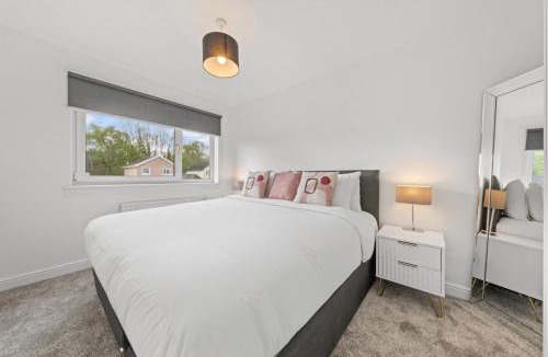 Hamilton Villa | Large 5 Bedroom House Perfect For Group Stays - Free Parking - Near Glasgow - Perfect For Contractors