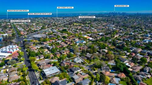 Brighton East Villa | Large 5BR Home-Pool-BBQ-5 CarPark-Central Location