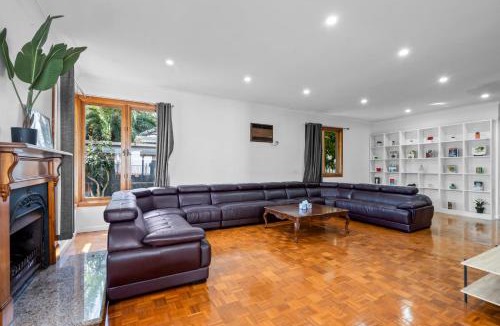 Brighton East Villa | Large 5BR Home-Pool-BBQ-5 CarPark-Central Location