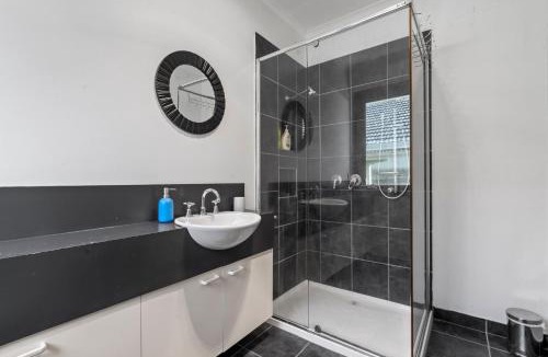 Brighton East Villa | Large 5BR Home-Pool-BBQ-5 CarPark-Central Location