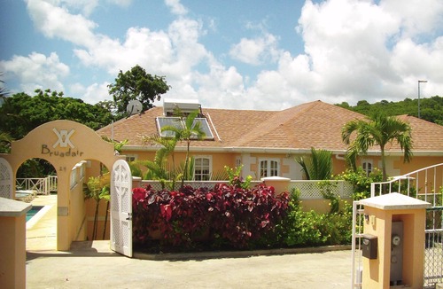 Folkestone Villa | Large 7 Bed Vacation Villa. Sleeps 14. Walking distance beach and amenities