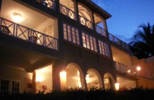 Folkestone Villa | Large 7 Bed Vacation Villa. Sleeps 14. Walking distance beach and amenities