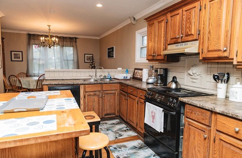 St. Catharines House | Large 7 Bedroom Heritage Home in St. Catharines Sleeps 17 Comfortably