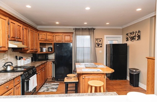 St. Catharines House | Large 7 Bedroom Heritage Home in St. Catharines Sleeps 17 Comfortably