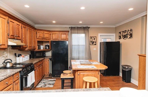 St. Catharines House | Large 7 Bedroom Heritage Home in St Catharines