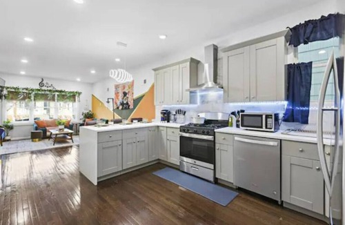 Constable Hook Apartment | Large 7br 3bath Sleeps 20~3 Living rooms+Deck