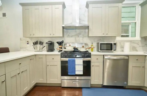 Constable Hook Apartment | Large 7br 3bath Sleeps 20~3 Living rooms+Deck