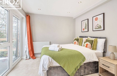 Rushmoor District House | Large Airport House with X2 FREE Parking