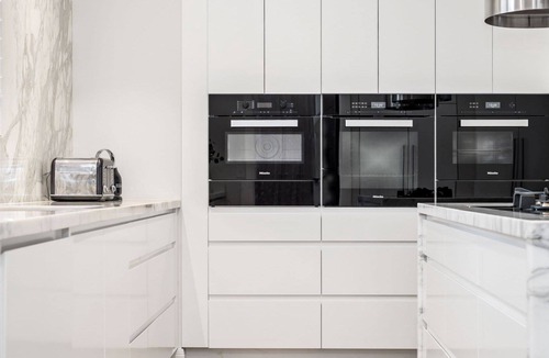 Hampton House | Large and Luxe in Hampton Parkside