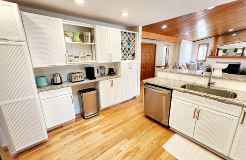 Brewster House | Large and Luxurious Cape Cod Escape at Rocky Hill