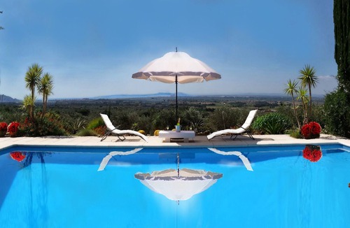 Pau Villa | Large and quiet charming property in the heart of olive trees- 7 mn of the beach