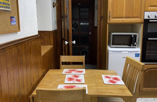 Weston-super-Mare Apartment | Large Apartment with private bathroom