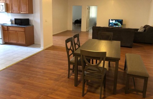 Elizabeth Apartment | Large apartment, direct NYC train 5 min walk, MetLife Stadium World Cup 30 mins