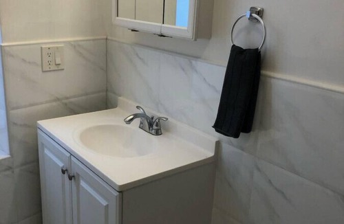 Elizabeth Apartment | Large apartment, direct NYC train 5 min walk, MetLife Stadium World Cup 30 mins