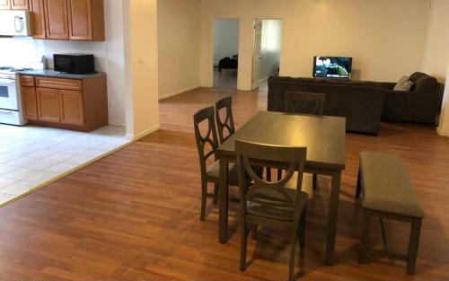 Elizabeth Apartment | Large apartment, sleeps up to 10 people comfortably, direct NYC Manhattan train only 5 minute walk away, MetLife Stadium FIFA World Cup 25 minutes away
