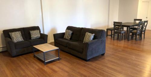 Elizabeth Apartment | Large apartment, sleeps up to 10 people comfortably, direct NYC Manhattan train only 5 minute walk away, MetLife Stadium FIFA World Cup 25 minutes away