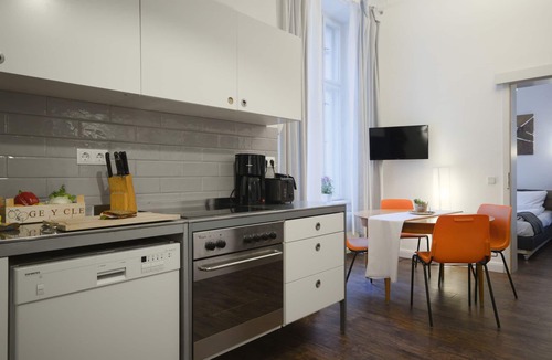 Prenzlauer Berg Apartment | Large apartment w/3 bedrooms, 3 baths, living room, large kitchen + 2 entrances