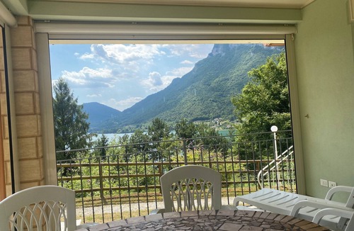 Crone Apartment | large apartment with great views in a quiet location, 200m to the lake, up to 5 people.