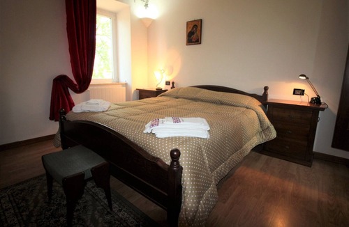 Isoletta House | Large apartment with shared swimming pool, located in a natural park, Rome 100 km