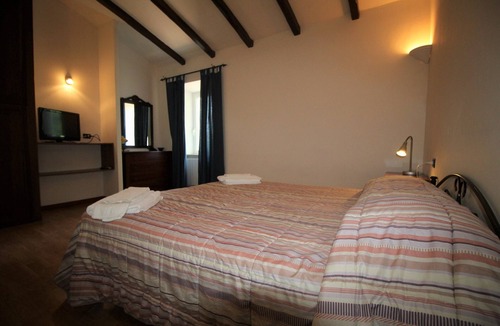 Isoletta House | Large apartment with shared swimming pool, located in a natural park, Rome 100 km