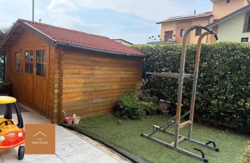 Giussano Apartment | Large apartment with private garden
