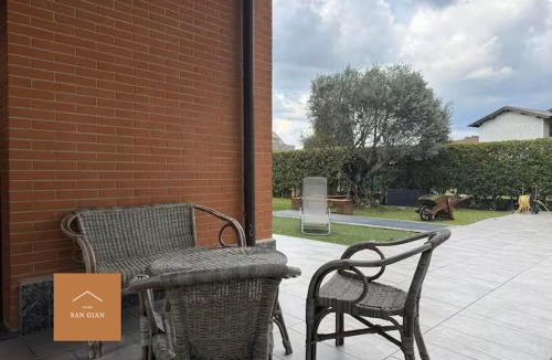 Giussano Apartment | Large apartment with private garden