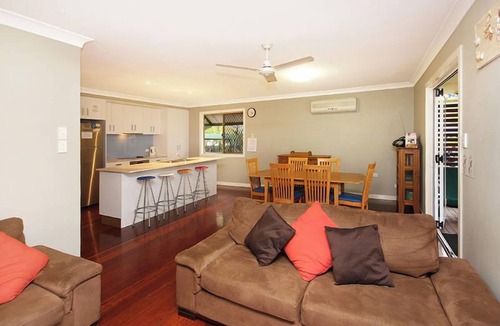 Amity Point House | Large beachside house in quiet bush surroundings
