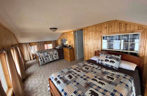 Au Train Cabin | Large Beachside Lodge on AuTrain Lake