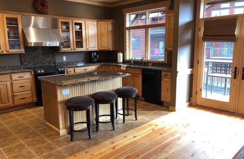 Big Sky Meadow Village Condo | Large Big Sky Condo, sleeps 12-14. Close to Yellowstone and world class skiing!
