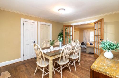Columbus House | Large BnB with Pool The White House & Cottage
